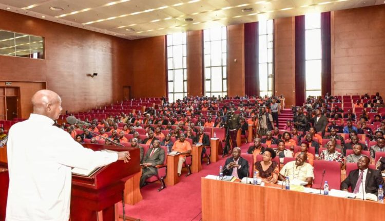 Museni meets UNATU Ugandan Teachers and ends Strike