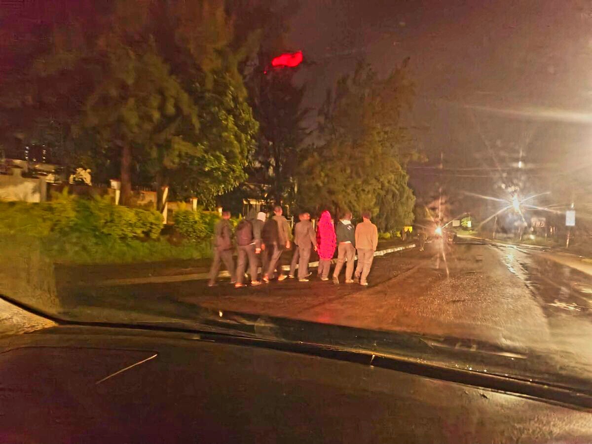 Kangaru School students at night2.jpg