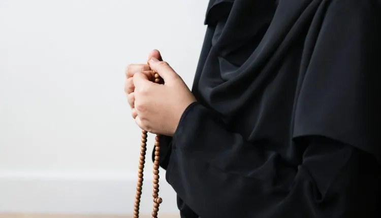 Islamic Girl Pray With Beads